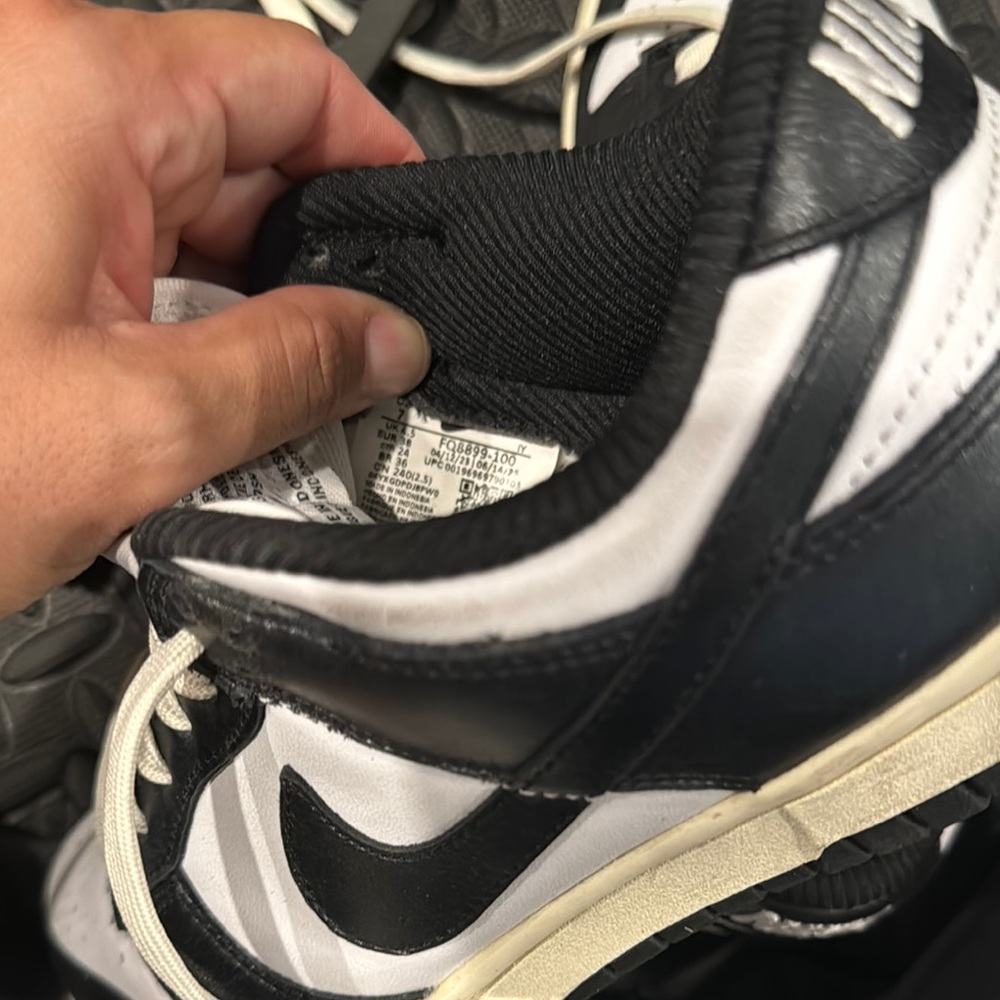 Nike dunk Black and White Sneakers - Picture 7 of 9